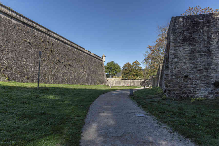 Pamplona 056 - murallas - baluarte bajo de Nuestra Señora de Guadalupe.jpg
